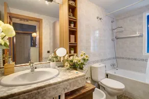 Appartement \"Bel Étage Près de la Plage\" avec Terrasse et Wi-Fi - Image 3