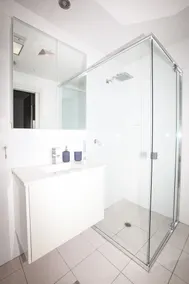 Modern One Bedroom on Top Floor, Parking and Wifi-Walk to Ferry, Shops and Cafes - Image 2