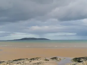 Spacieux, lumineux et confortable appartement de 2 chambres situé à seulement 10 minutes à pied des magnifiques plages et à quelques minutes à pied de la ville préservée de Malahide. - Image 4