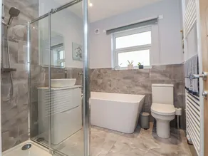 Mikes Place On The Cove - Image 4