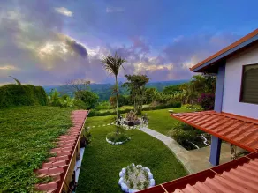 360-Degree view large family room for 13 guests - Image 3