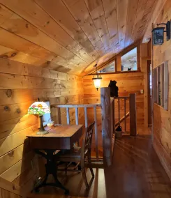 Einzigartiges Blockhaus in einer privaten White Mountain-Umgebung mit spektakulärer Aussicht - Image 3
