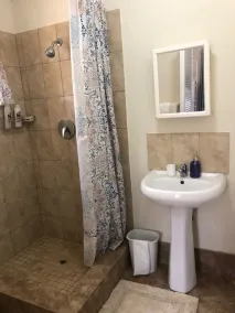 Cozy Apartment Rental Near Airport, Amenities and Bus Route - Image 2