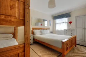 1 COBB VIEW, family friendly, character holiday cottage in Lyme Regis - Image 5