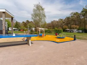 Cosy tiny house on park with playground - Image 5