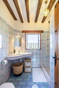 Traditionel landlig villa med fantastisk udsigt og stor, privat pool - Image 3