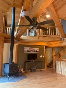 Maison en bois sur mesure entourée de lacs - Image 2