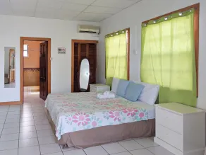 5 Minutes from the Airport Room for 2 with  Dining on Site - Image 5