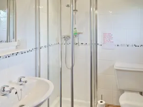 2 bedroom accommodation in Newton Upon Derwent - Image 2