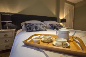 Luxury Bed and Breakfast cottage set within the gardens of Maspie House. - Image 4