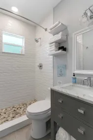 211 Turtle | King Bed | Beach Gear | 1 Block to Beach & Downtown | Dog Friendly - Image 3