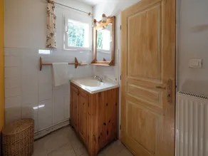 Air-conditioned apartment with shared pool - Image 3