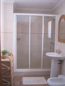 Perfect Summer/Winter let.Ideally Located for Beach/Rests/Shops. Air Con /Wi-f - Image 4