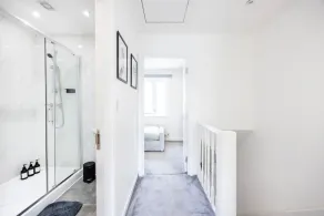 Stylish 2BR Home Near Canary Wharf with Garden & Free Parking - Image 5
