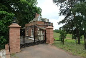 Lodge surrounded by idyllic countryside - Image 2