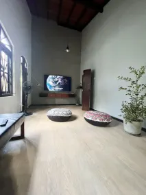 Tranquil villa with nature and amenities - Image 2