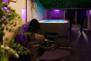 Romantic suite with private Jacuzzi - Image 3