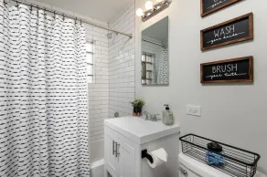 Luxurious House - 25 min Downtown - 10min Midway Airport - Image 3