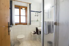 Pequeño apartamento (42 m²) con dormitorio, vestíbulo con guardarropa, cocina, TV, ducha / WC, balcón. - Image 2