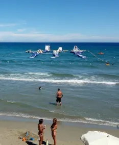 Apartment in villa, beachfront, sleeps 4, wifi, private parking - Image 5