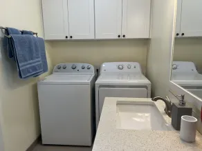 Spacious 1 bedroom apartment <br>2 mins to shopping malls and restaurants - Image 2