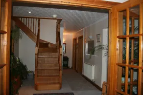 Gut präsentiert 3 Schlafzimmer Dormer Bungalow mit Parkplatz, Garten und Aussicht - Image 2