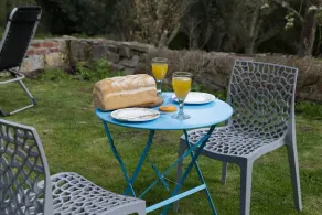 Cosy secret cottage in a beautiful walled garden - Image 4