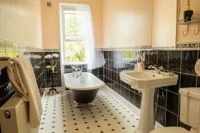 Propriété d'époque spacieuse sur un domaine privé historique pouvant accueillir jusqu'à 12 personnes. - Image 4