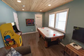 Adirondack Lakefront Getaway-Newly renovated, fireplace, gameroom, close to Gore - Image 4