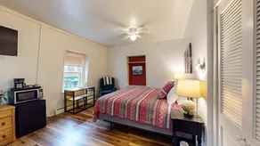 J & E Riggins - Inn on the Harbor - Image 5