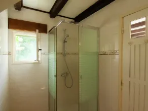 Spacious villa with heated pool and garden - Image 4
