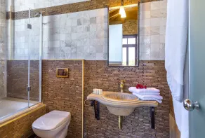 Bed and breakfast in historic Venetian mansion - Image 5
