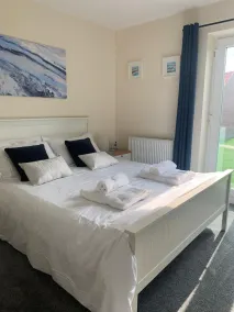 Stunning Coastal Cottage - Sleeping 4 in 2 Bedrooms - Pool and Beach Access Included. - Image 4
