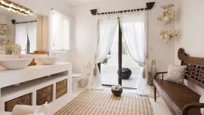 Zauberhafte Villa mit Infinity Pool, exquisitem Interieur und 300º Meerblick - Image 3