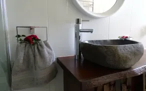 Manuka Getaway with Log Fire & Gourmet Breakfast - Image 3