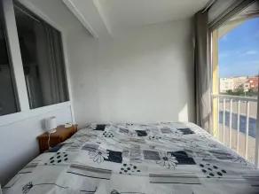 AGREABLE DEUX PIECES RENOVE DANS UNE RESIDENCE AVEC PISCINE - Image 4