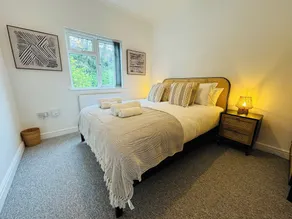 Spacious One Bed Apt With Scenic Views - Image 3