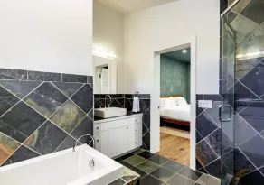 Upper Northwest Spacious Home - 10 minute Walk to the Beach! - Image 4