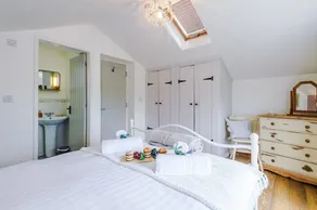 NEW Stunning 3 Bed Cottage in Audlem by 53 Degrees Property Ideal for Families & Groups - Image 5