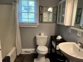 The Grayson~Park Circle Home with HUGE Yard~15 min to Downtown Charleston - Image 3