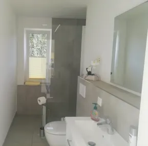 -SANIERTE- Idyllische Ferienwohnung direkt am See mit hauseigenem Badesteg - Image 4