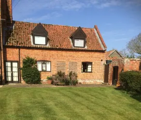 Dairy Cottage, Norfolk - 17th Century Self-Contained Cottage, Beautiful Garden - Image 3