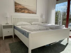 Ferienwohnung-Peter-Pan-mit-Sonnenterrasse-Garten-zwischen-Strand-Wald-Wiese-auf-Ruegen - Image 4