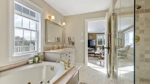 Beautiful Southampton Home with breathtaking waterfront views, front porch,... - Image 4