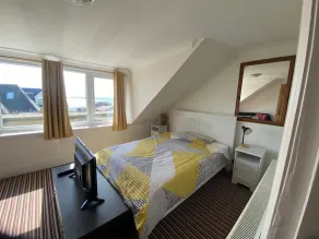 Pet Friendly Top Floor Apt w Sea View Sleeps 5 - Image 5