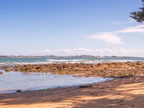 Charming Renovated Cottage - Beachfront, 2 Bedrooms, Sleeps 5/6, WiFi - Image 4