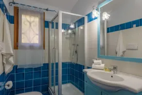 Three-room apartment with 6 beds, about 50 m2, living room with kitchenette, double sofa bed, double bedroom, bedroom with two single beds, bathroom with shower. Possibility 1 infant in cot. <br>Finely furnished apartments are arranged on the ground floo - Image 3