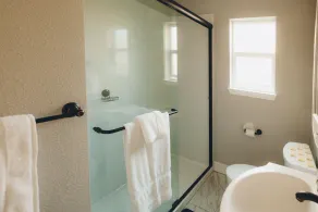 Fully remodeled House | FREE parking | Fast Internet - Image 4