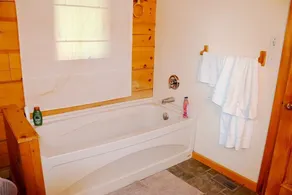 Cozy Pigeon Lake Cottage - Image 3