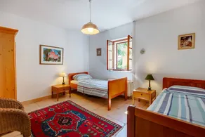 Visita la nostra bella casa a tre piani circondata da un ampio giardino - Image 3